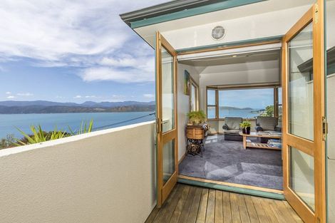 Photo of property in 156 Nevay Road, Karaka Bays, Wellington, 6022