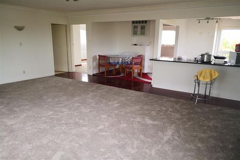 Photo of property in 2/71 Onewa Road, Northcote, Auckland, 0627