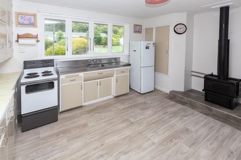 Photo of property in 35 Main South Road, Karoro, Greymouth, 7805