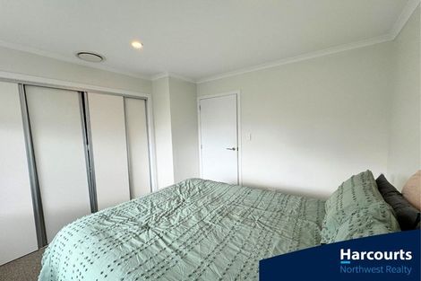 Photo of property in 8 Wharara Lane, Massey, Auckland, 0614