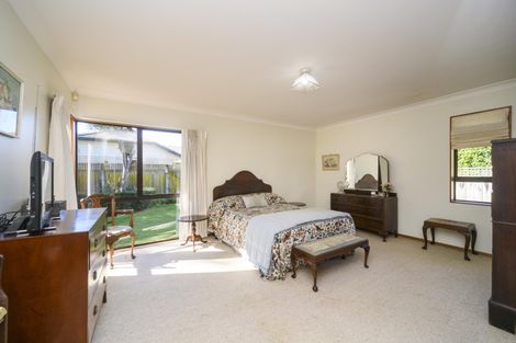 Photo of property in 16 Durham Crescent, Palmerston North, 4414