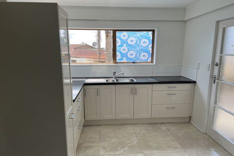 Photo of property in 11 Ian Place, Glendene, Auckland, 0602