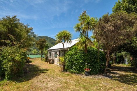 Photo of property in 579 Queen Charlotte Drive, Havelock, 7281