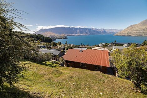 Photo of property in 48 Wynyard Crescent, Fernhill, Queenstown, 9300