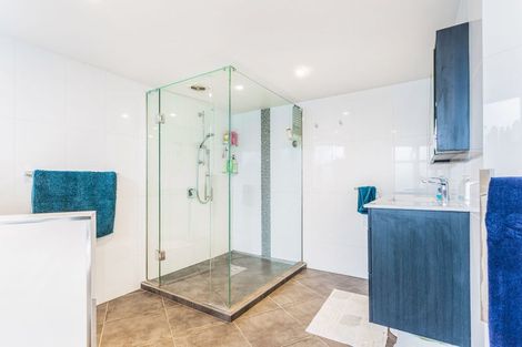 Photo of property in 15 Divich Avenue, Te Atatu South, Auckland, 0610