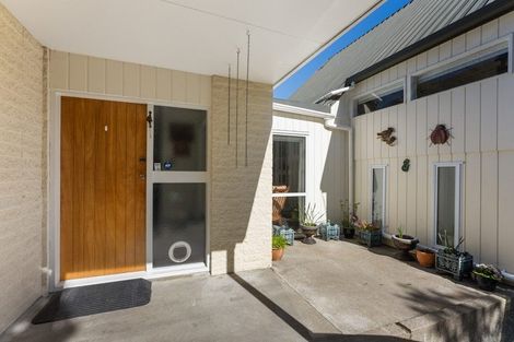 Photo of property in 28 Kakariki Grove, Waikanae, 5036
