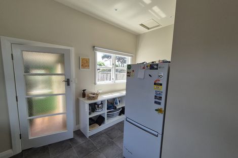 Photo of property in 17 Apu Crescent, Lyall Bay, Wellington, 6022