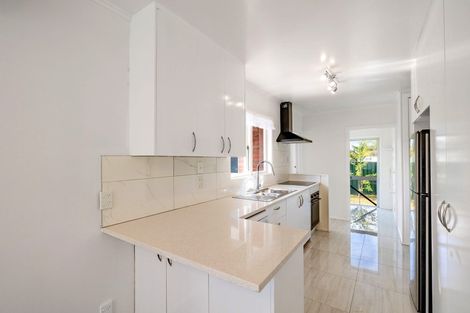 Photo of property in 31 London Street, Te Atatu Peninsula, Auckland, 0610