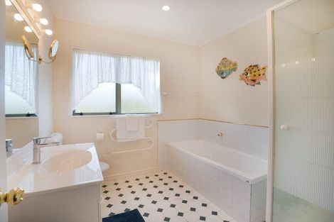 Photo of property in 18 Amesbury Drive, Churton Park, Wellington, 6037