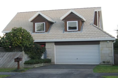 Photo of property in 2/4 Glucina Avenue, West Harbour, Auckland, 0618