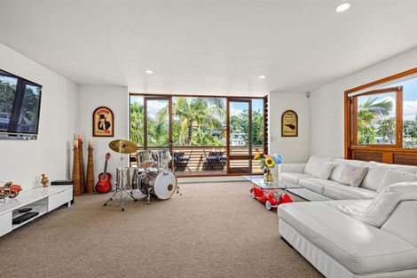 Photo of property in 2/4 The Esplanade, Castor Bay, Auckland, 0620