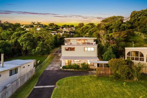 Photo of property in 65 De Luen Avenue, Tindalls Beach, Whangaparaoa, 0930