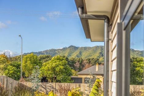 Photo of property in 15 Kaiwaru Place, Waikanae, 5036