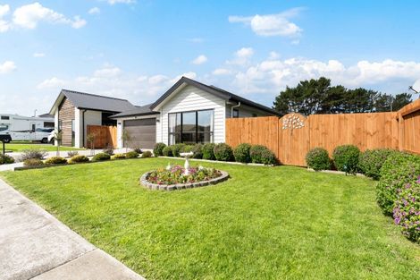 Photo of property in 24 Opouatu Avenue, Glenbrook, Waiuku, 2681