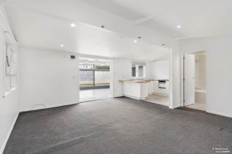 Photo of property in 31 London Street, Te Atatu Peninsula, Auckland, 0610