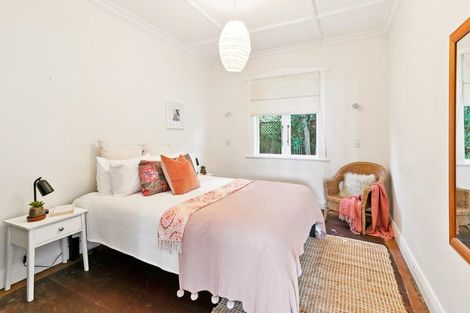 Photo of property in 102 Nevay Road, Karaka Bays, Wellington, 6022