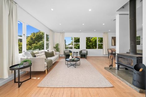 Photo of property in 1 Wakely Road, Newlands, Wellington, 6037