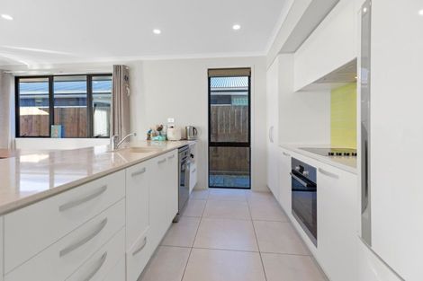 Photo of property in 15 Oka Street, Papamoa Beach, Papamoa, 3118