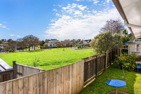 Photo of property in 2/30 Fraser Road, Narrow Neck, Auckland, 0624