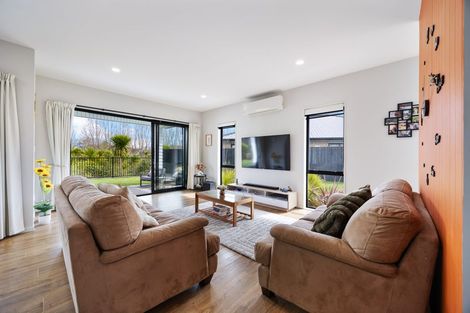 Photo of property in 23 Vogwill Road, Kumeu, 0810