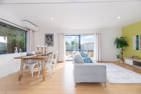 Photo of property in 6 Exmouth Road, Northcote, Auckland, 0627