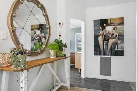 Photo of property in 1 Besley Place, Acacia Bay, Taupo, 3330