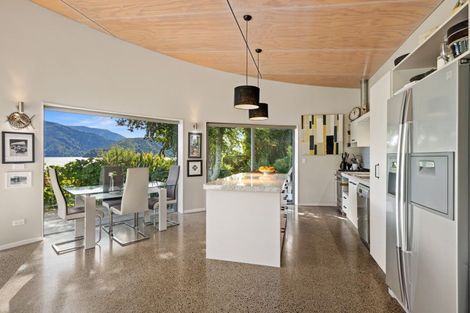 Photo of property in 16 Old Coach Road, Havelock, 7100