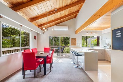 Photo of property in 15 Kaurimu Rise, Titirangi, Auckland, 0604