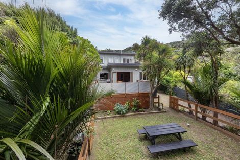 Photo of property in 33 Glenesk Road, Piha, New Lynn, 0772