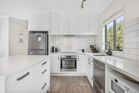 Photo of property in 103a Brian Crescent, Stanmore Bay, Whangaparaoa, 0932