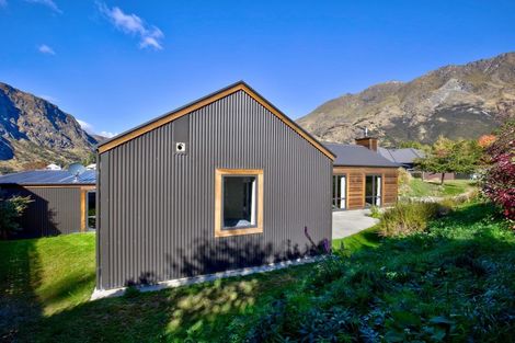 Photo of property in 16 Harrys Close, Arthurs Point, Queenstown, 9371