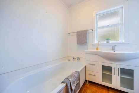 Photo of property in 12 Barker Rise, Northcross, Auckland, 0632