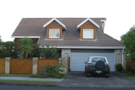 Photo of property in 1/4 Glucina Avenue, West Harbour, Auckland, 0618