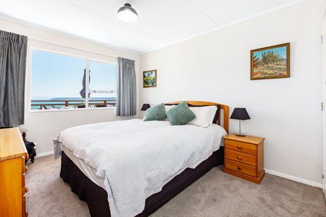 Photo of property in 131 Gloaming Hill, Titahi Bay, Porirua, 5022