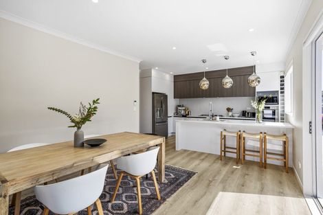 Photo of property in 8 Vinistra Road, Kumeu, 0810