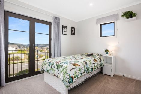 Photo of property in 88 Queen Charlotte Drive, Aotea, Porirua, 5024