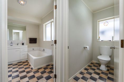 Photo of property in 2a Belfast Place, Roslyn, Palmerston North, 4414