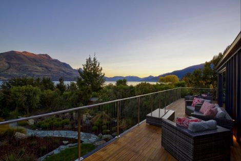 Photo of property in 34 Cedar Drive, Kelvin Heights, Queenstown, 9300