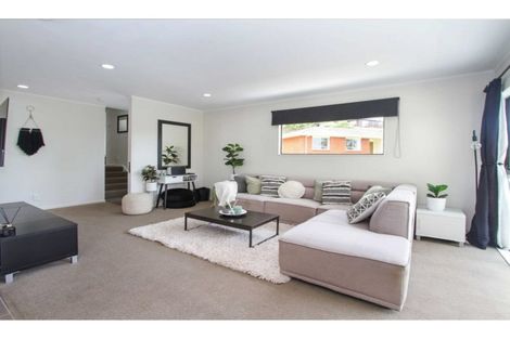 Photo of property in 1/27 Sovereign Place, Glenfield, Auckland, 0629