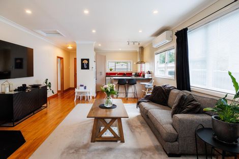 Photo of property in 24 Oxford Street, Hokowhitu, Palmerston North, 4410