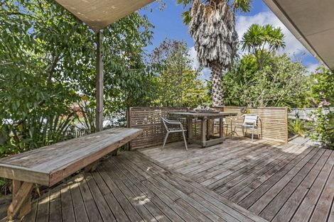 Photo of property in 18 Denver Avenue, Sunnyvale, Auckland, 0612