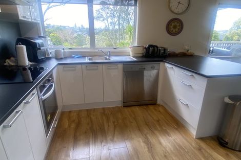 Photo of property in 2/247 Wairau Road, Totara Vale, Auckland, 0627