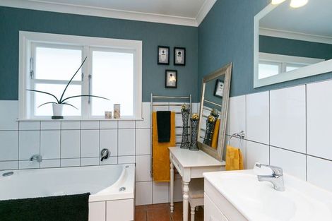 Photo of property in 327 Main Road, Tawa, Wellington, 5028