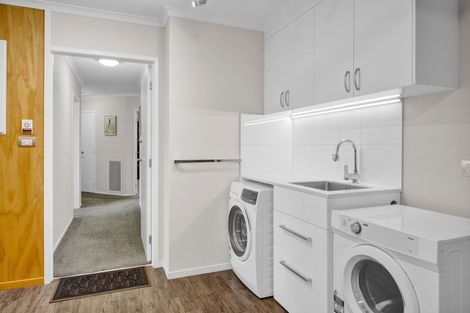 Photo of property in 8 Greenridge Lane, Merrilands, New Plymouth, 4312