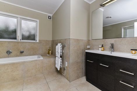 Photo of property in 3 Anchor Place, Beach Haven, Auckland, 0626