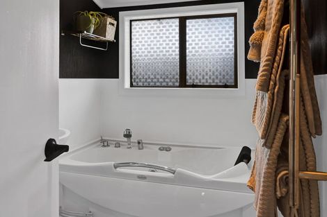 Photo of property in 10 Kamahi Avenue, Hawera, 4610