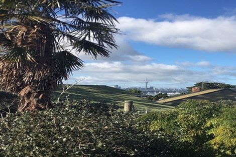 Photo of property in 4/162 Onewa Road, Northcote, Auckland, 0627