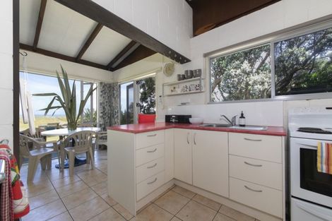 Photo of property in 65 Marine Parade North, Piha, 0772