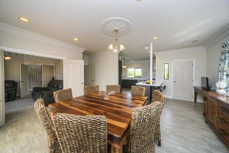 Photo of property in 21 Springdale Grove, Fitzherbert, Palmerston North, 4410