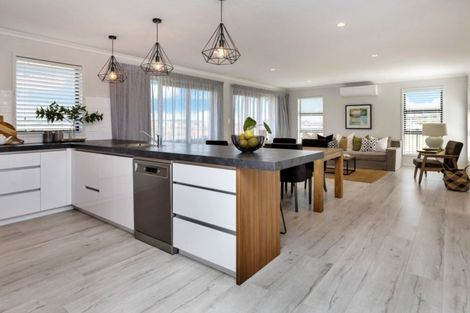 Photo of property in 32 Waitemata Drive, One Tree Point, 0118